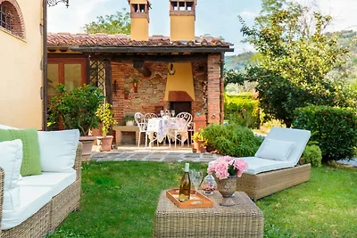 Charmantes Ferienhaus in Uzzano mit Garten