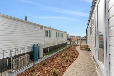 Accogliente casa mobile immersa nella natura