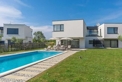 Villa in Novigrad mit Schwimmbecken