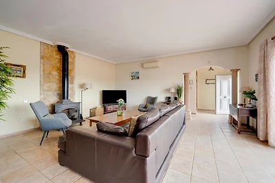 Villa in El Agar mit Pool und Strandnähe