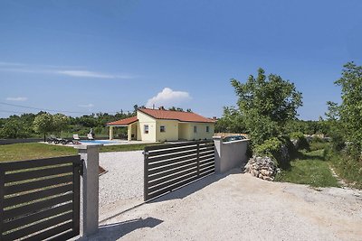 Villa moderna con piscina e ombrellone a...