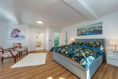Villa Shaula -  Five Bedroom Holiday Home wit...