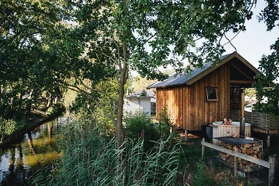 Blockhütte am Wasser im sonnigen Zuna