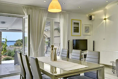 Boutique-Villa in Peroj mit Garten