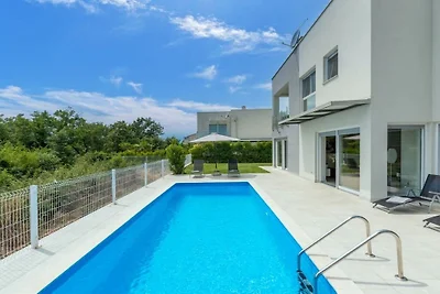 Villa in Karigador met zwembad