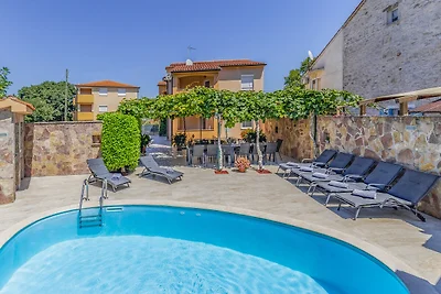 Villa in Peroj mit Pool am Strand
