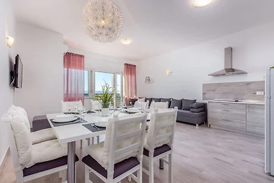 Villa in Dramalj mit Meeresstrand