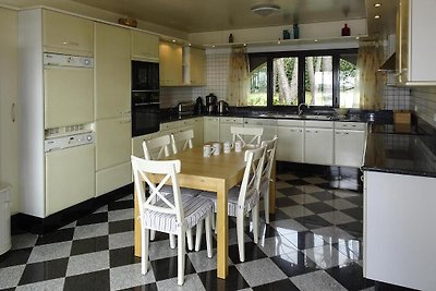 Villa mit Pool und Meerblick in Baden