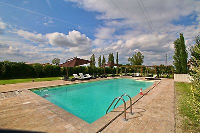 SpaciousHoliday Home in Foligno with Pool