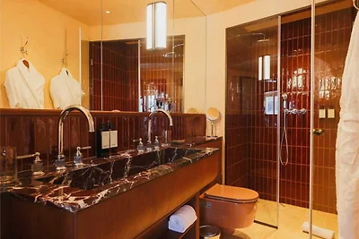 Vertraulicher Raum 3, nur einen Steinwurf vom...