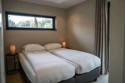 Moderne Luxus-Ökovilla mit Terrasse am Wasser