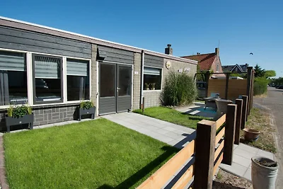 Moderner 4-Personen-Bungalow in Strandnähe
