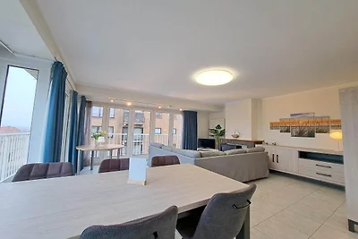 Helle Wohnung mit seitlichem Meerblick