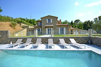 Luxurious Villa in Cortona Italy with Swimmin...