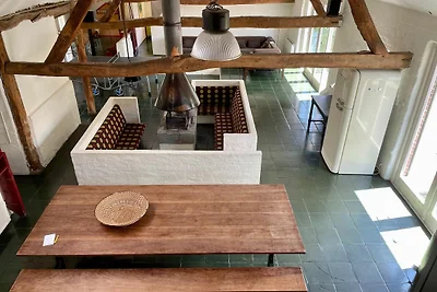 Bauernhaus in der Nähe des Waldes in...
