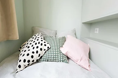 Camera accogliente in un accogliente appartam...