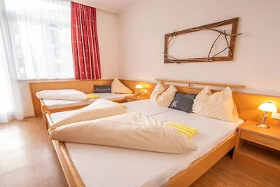 Vakantieappartement in Fügen met zwembad