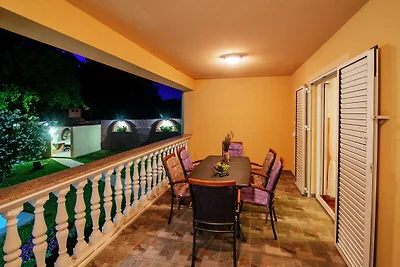 Modernes Ferienhaus in Kakma mit Swimmingpool
