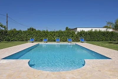 Rosso con piscina - spiaggia privata inclusa