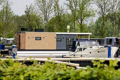 Moderne woonboot met uitzicht op het meer