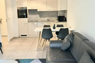 Moderne 2P-Wohnung, Pool, Parkplatz, neu