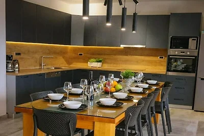 Exclusive Elegant Villa with Pool in Kastel N...