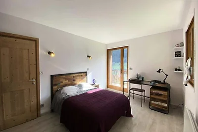 Chalet in der Nähe eines Baches in den franzö...