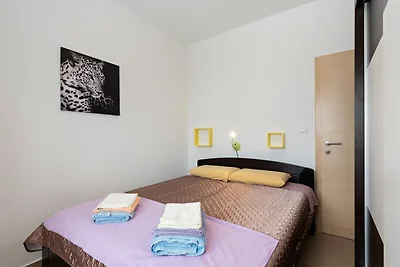 Simplistic Apartment in Neviđane mit Balkon