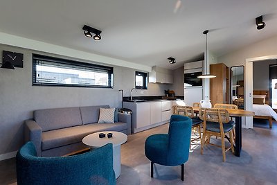 Luxe Docklodge aan het water met tuinkamer