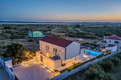 Moderne Villa mit privatem Pool