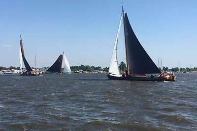Schönes Ferienhaus am Wasser in Grou