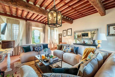 VILLA IL CASTELLO: Vibrante Santuario di Colo...