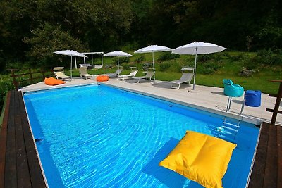 Geräumige Villa in Fabriano mit Swimmingpool