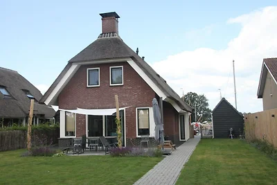 Villa mit großem Garten in einem Ferienpark