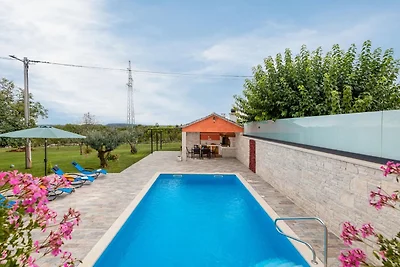Stilvolle Villa mit Pool und Garten