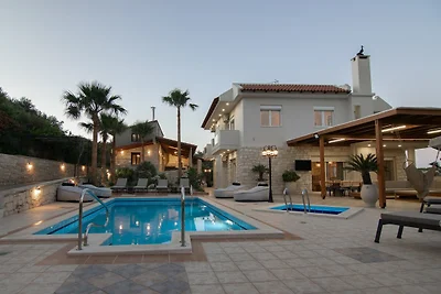 Villa in Kyrianna met verwarmd zwembad