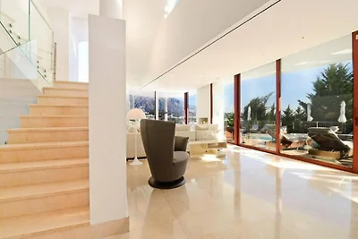 Villa in Nueva Andalucía mit Infinity-Pool