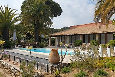 Belle villa avec piscine proche de la plage, ...