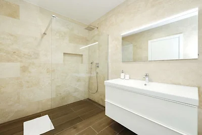 Villa in Kraj, Tkon mit Schwimmbecken