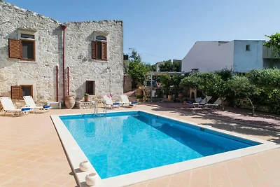 Villa in Margarites mit Pool und Bergblick