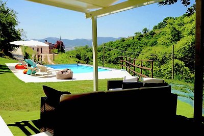 Moderne Villa mit privatem Pool in Fabriano...