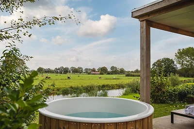 Malerische Lodge am Flussufer mit Whirlpool