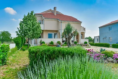 Modernes Ferienhaus in Pristeg mit Pool