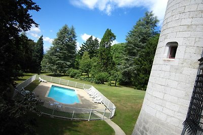 Schönes Chalet auf Schlossgut mit Schwimmbad