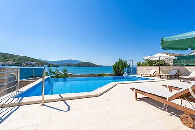 Beachfront Apartment house Hon with pool