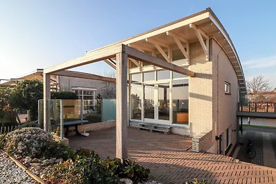 Villa mit Panoramablick auf das Wasser