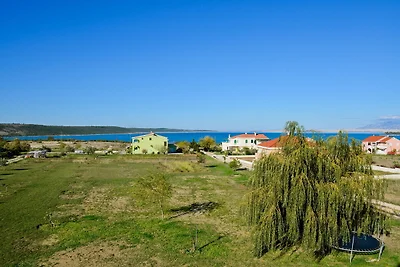 Wohnung in Ljubac mit Garten