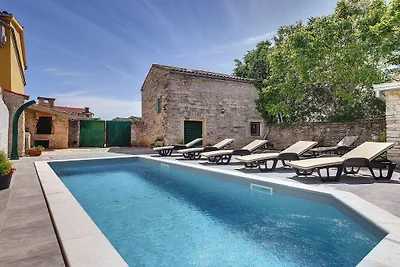 Villa in Gajana mit Schwimmbecken