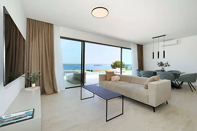 Villa in Tkon mit Schwimmbecken