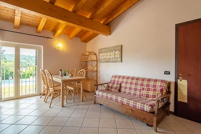 Appartamento panoramico a Salò con piscina